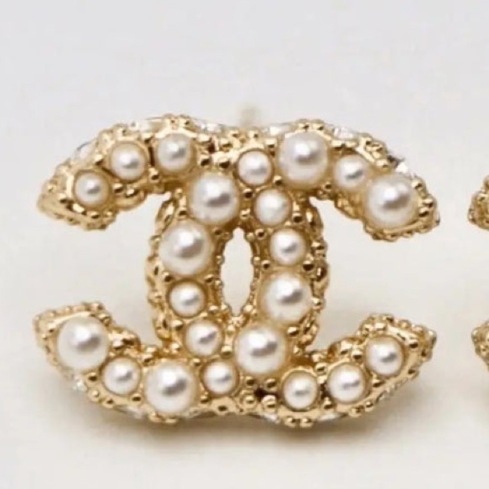 Authentic Luxurious Chanel small Pearl Logo Piercing Stud earrings - Picture 2 of 7